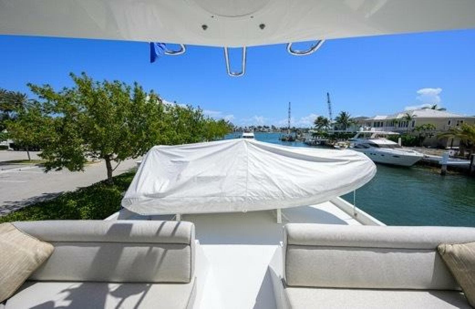 1998 Hatteras 70 Cockpit