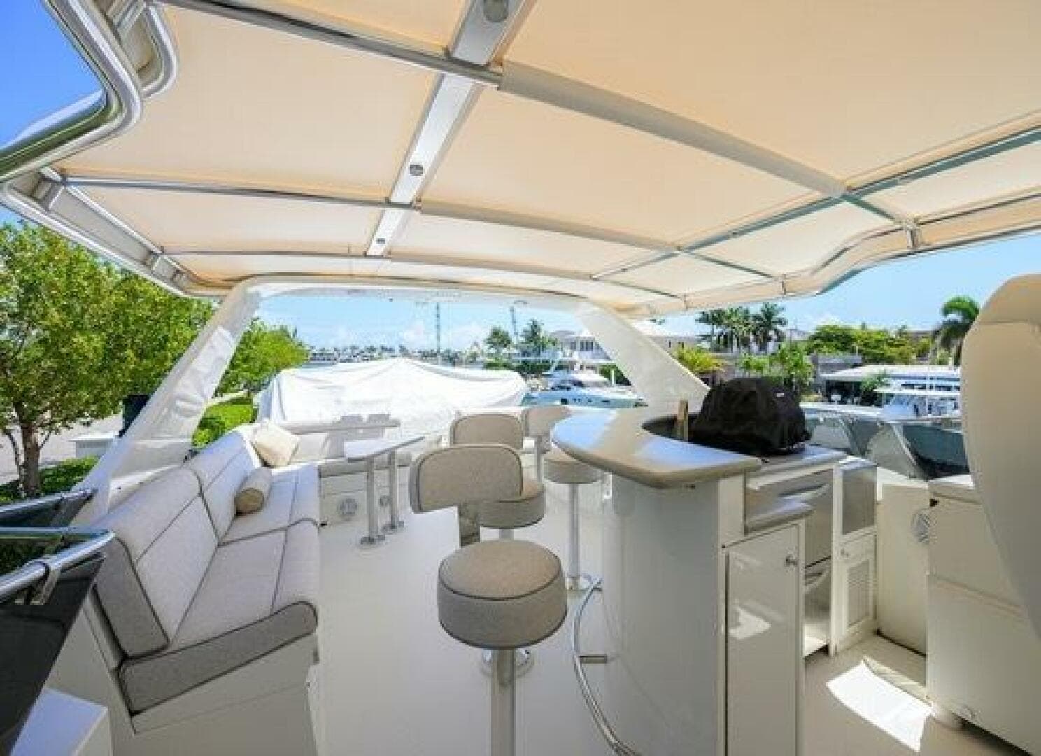 1998 Hatteras 70 Cockpit