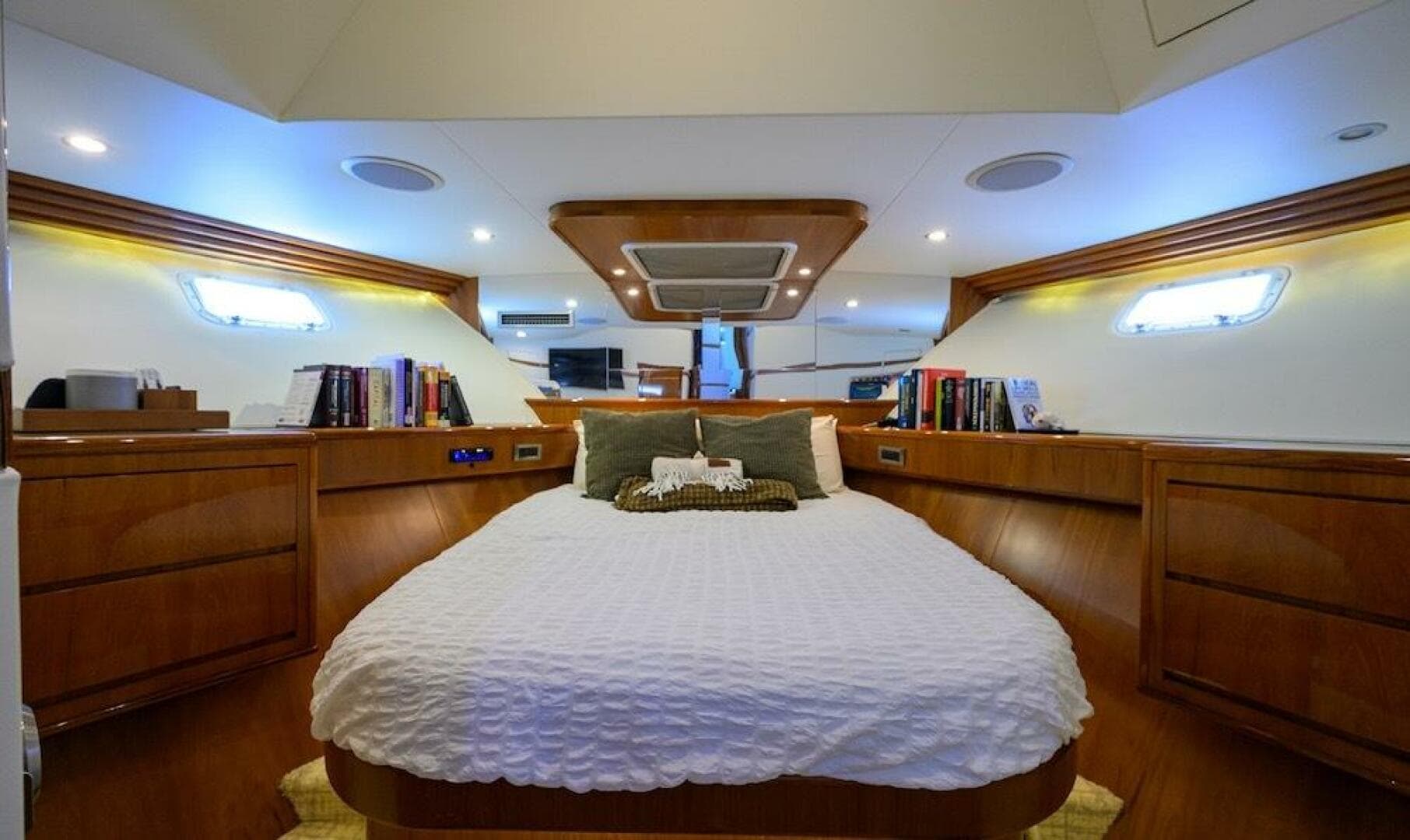 1998 Hatteras 70 Cockpit