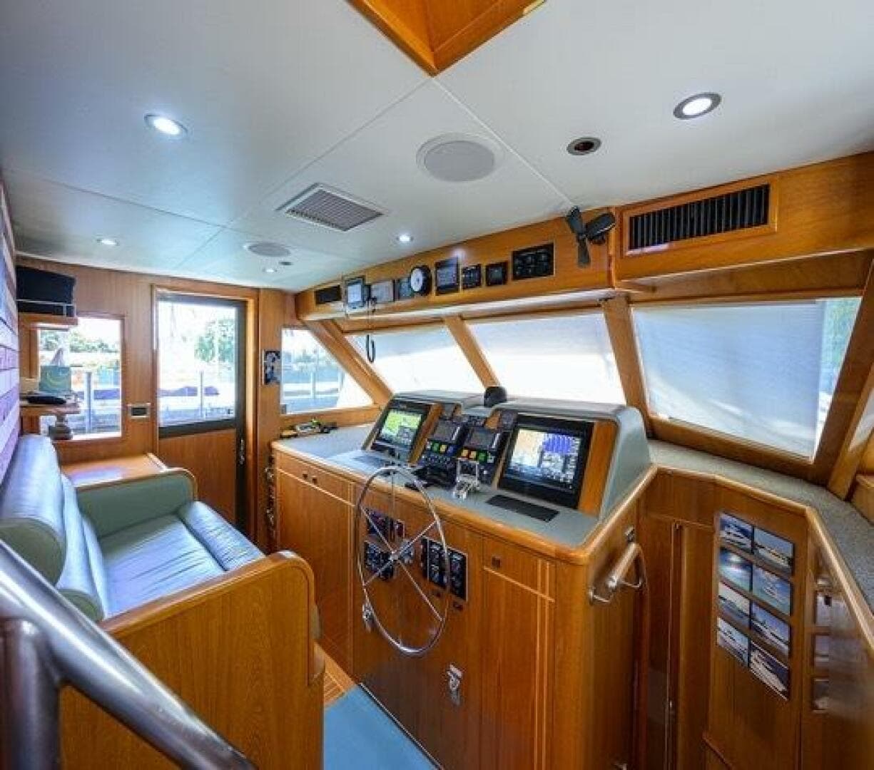 1998 Hatteras 70 Cockpit