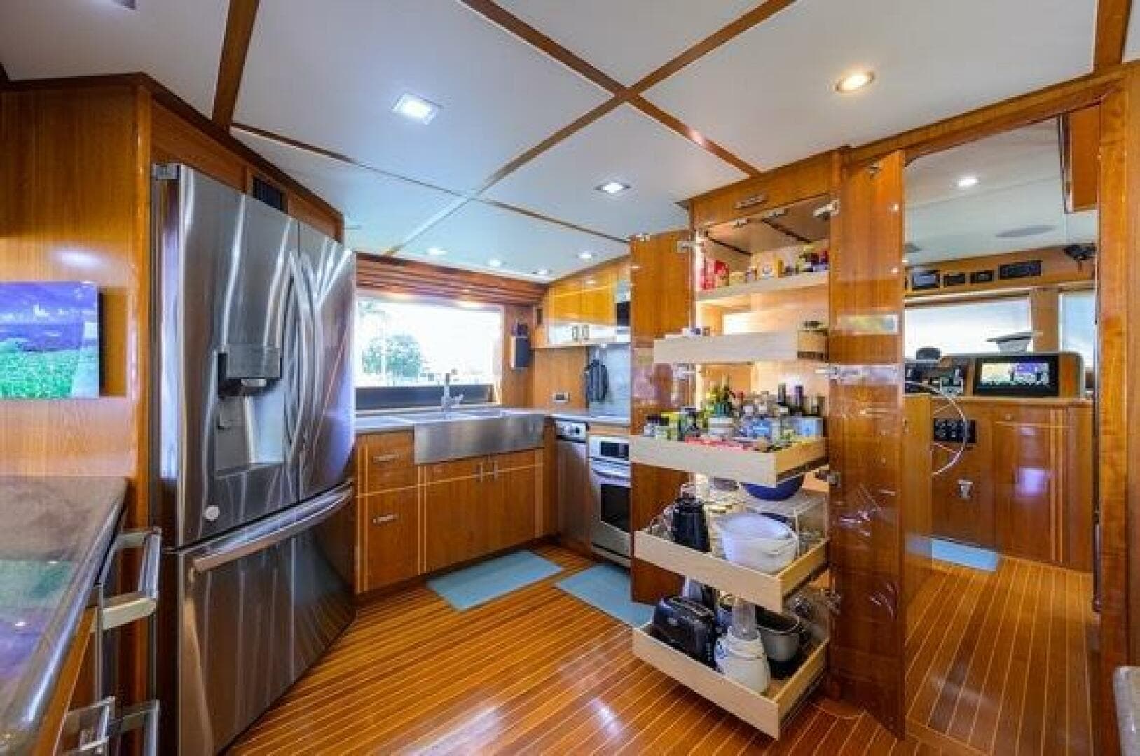 1998 Hatteras 70 Cockpit