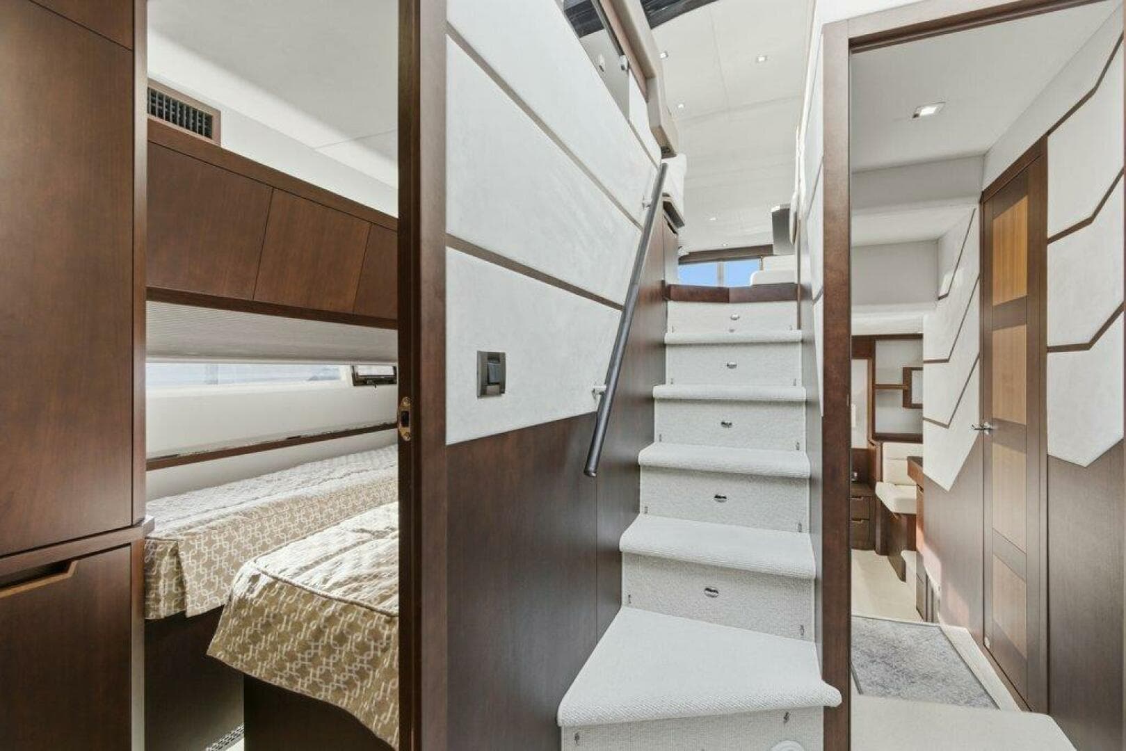 Galeon 58 560 Sky Nuckingfuts- Companionway