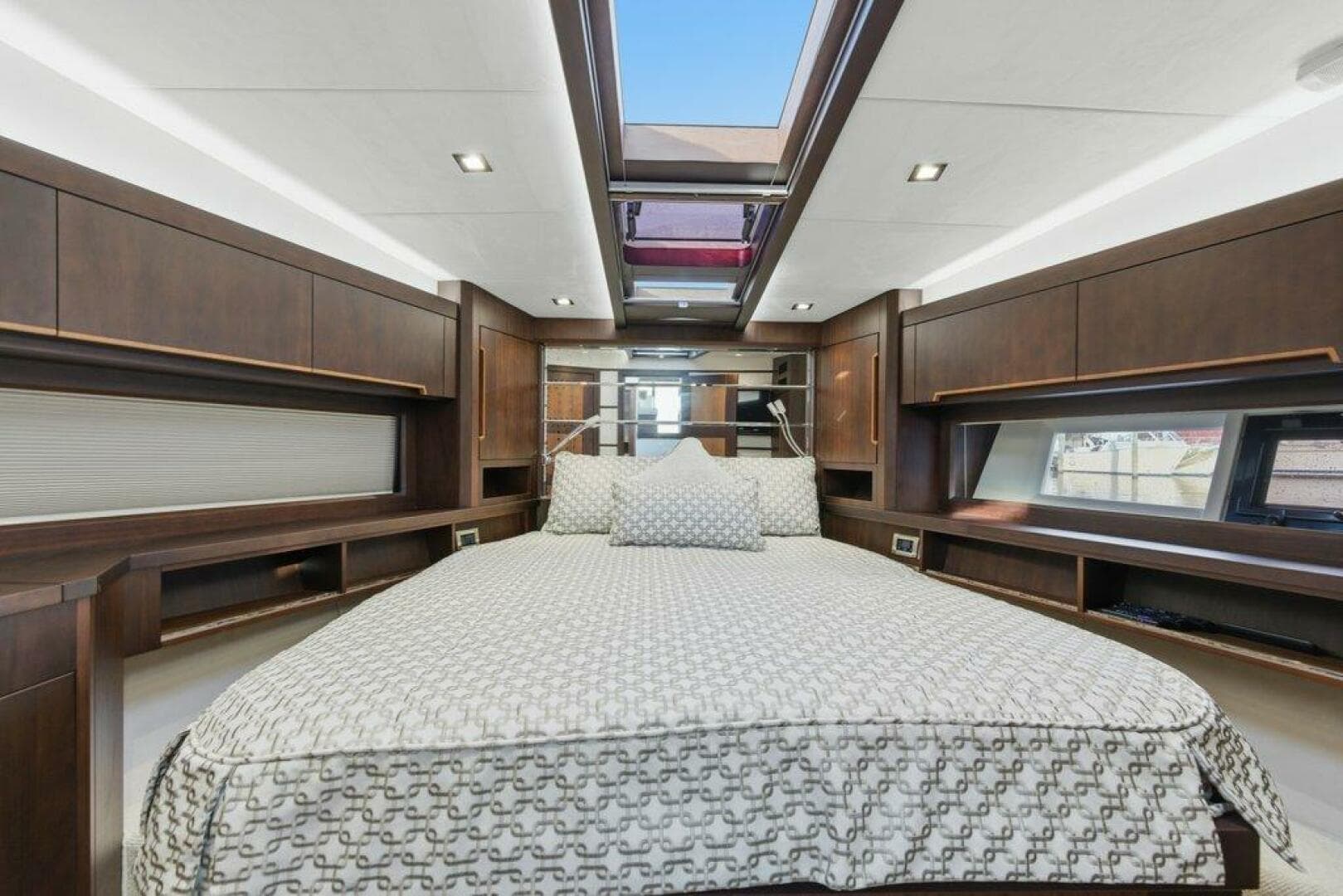 Galeon 58 560 Sky Nuckingfuts- VIP Stateroom
