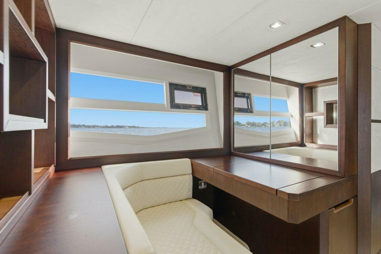 Galeon 58 560 Sky Nuckingfuts- Master Stateroom Vanity