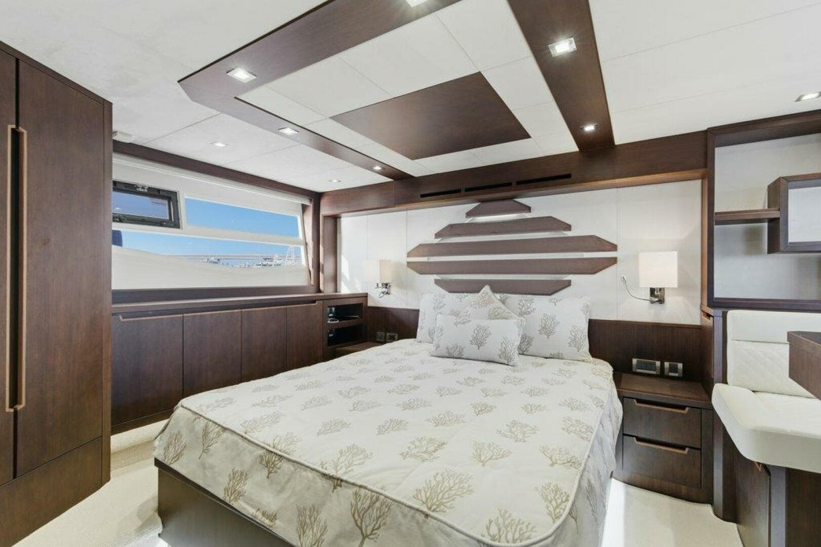 Galeon 58 560 Sky Nuckingfuts- Master Stateroom