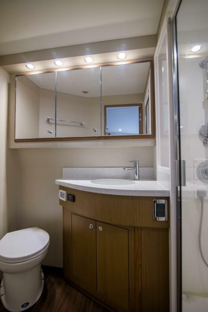 Cabo 41 Justice - Interior Head