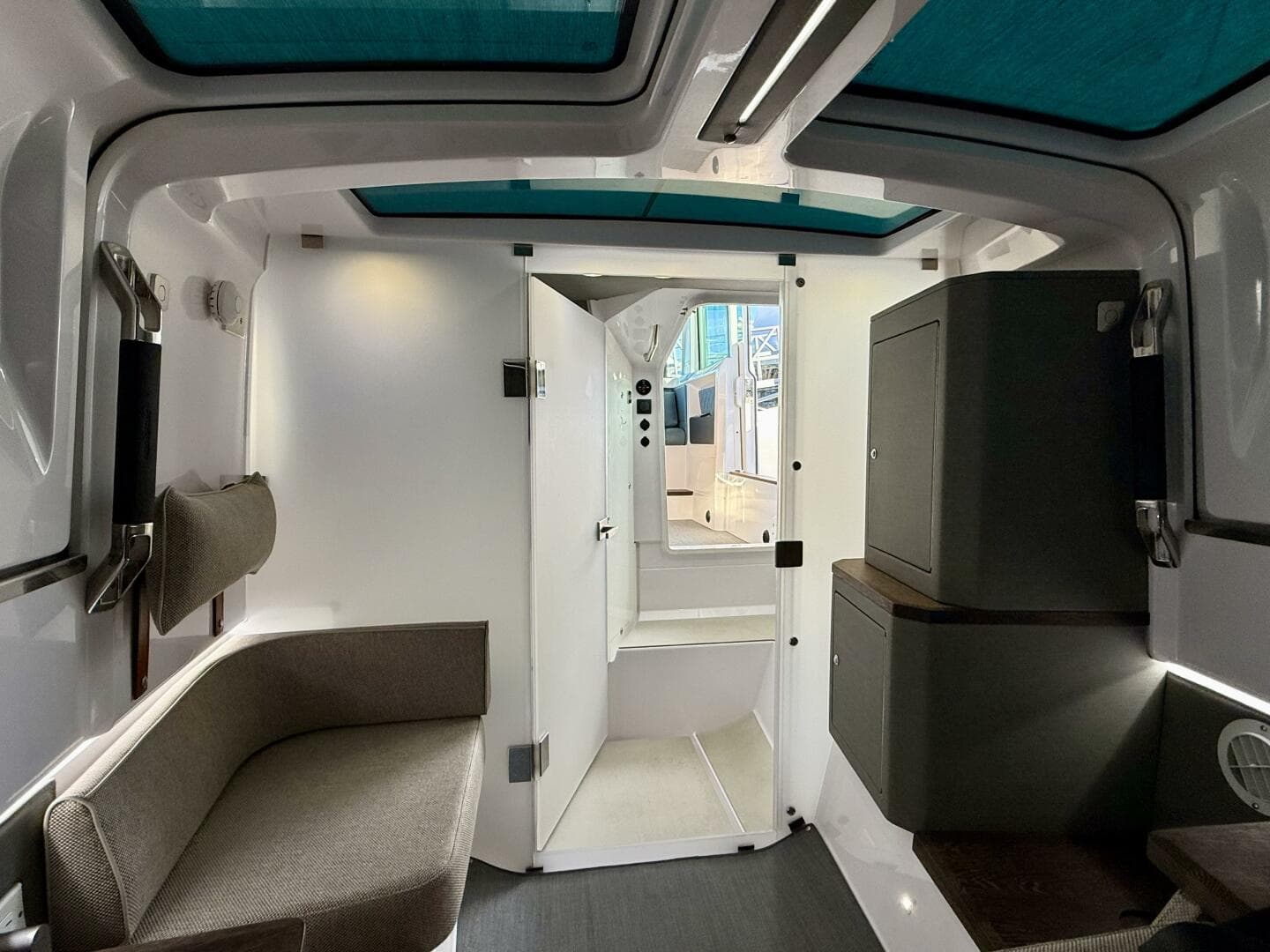 2023 Axopar 37 Cross Cabin