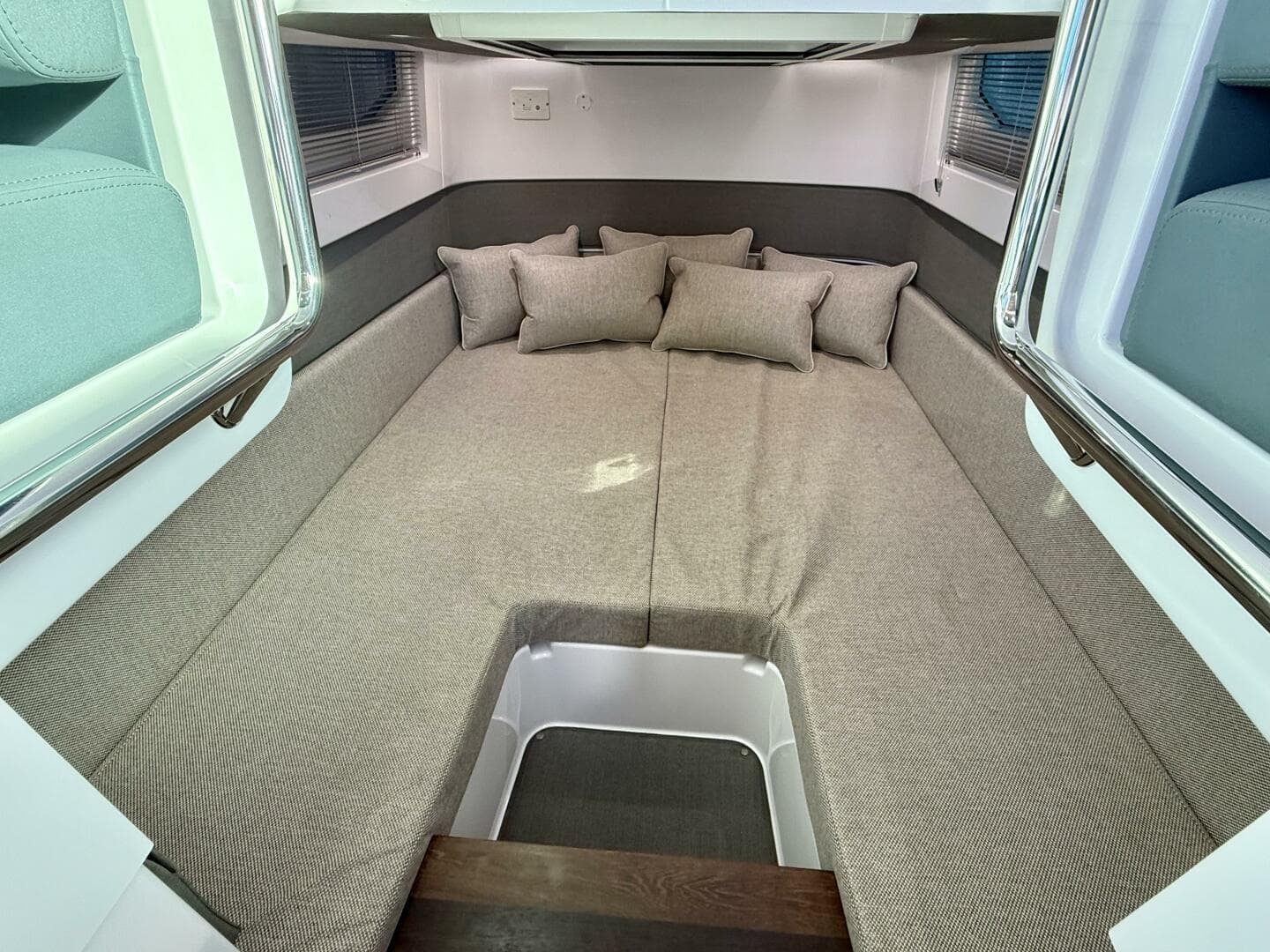 2023 Axopar 37 Cross Cabin