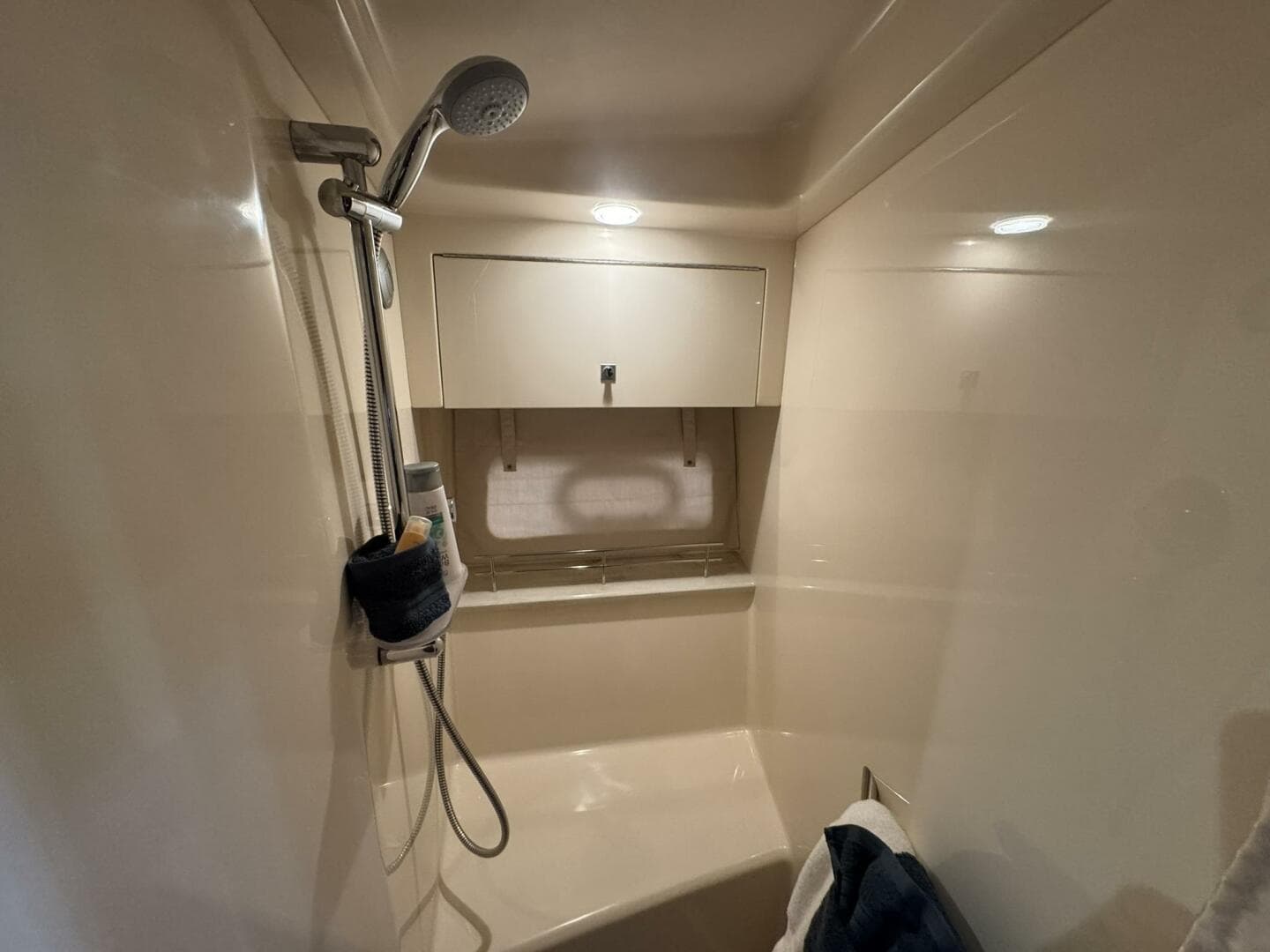 2016 Sea Ray 470 Sundancer 'Lopez Cove II' - VIP Shower