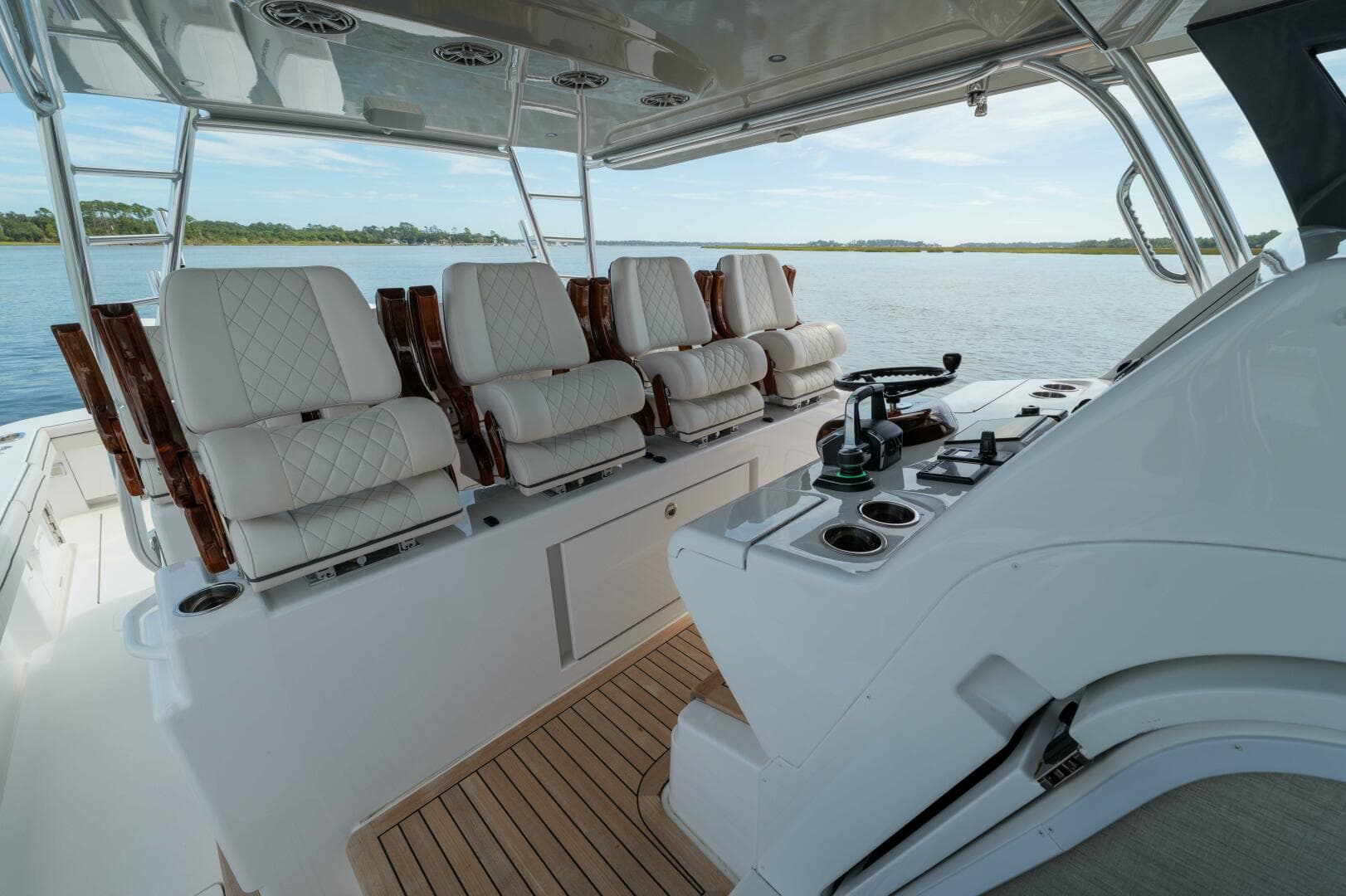 Valhalla 55 - Lucky 24 IV - Helm Station Seating