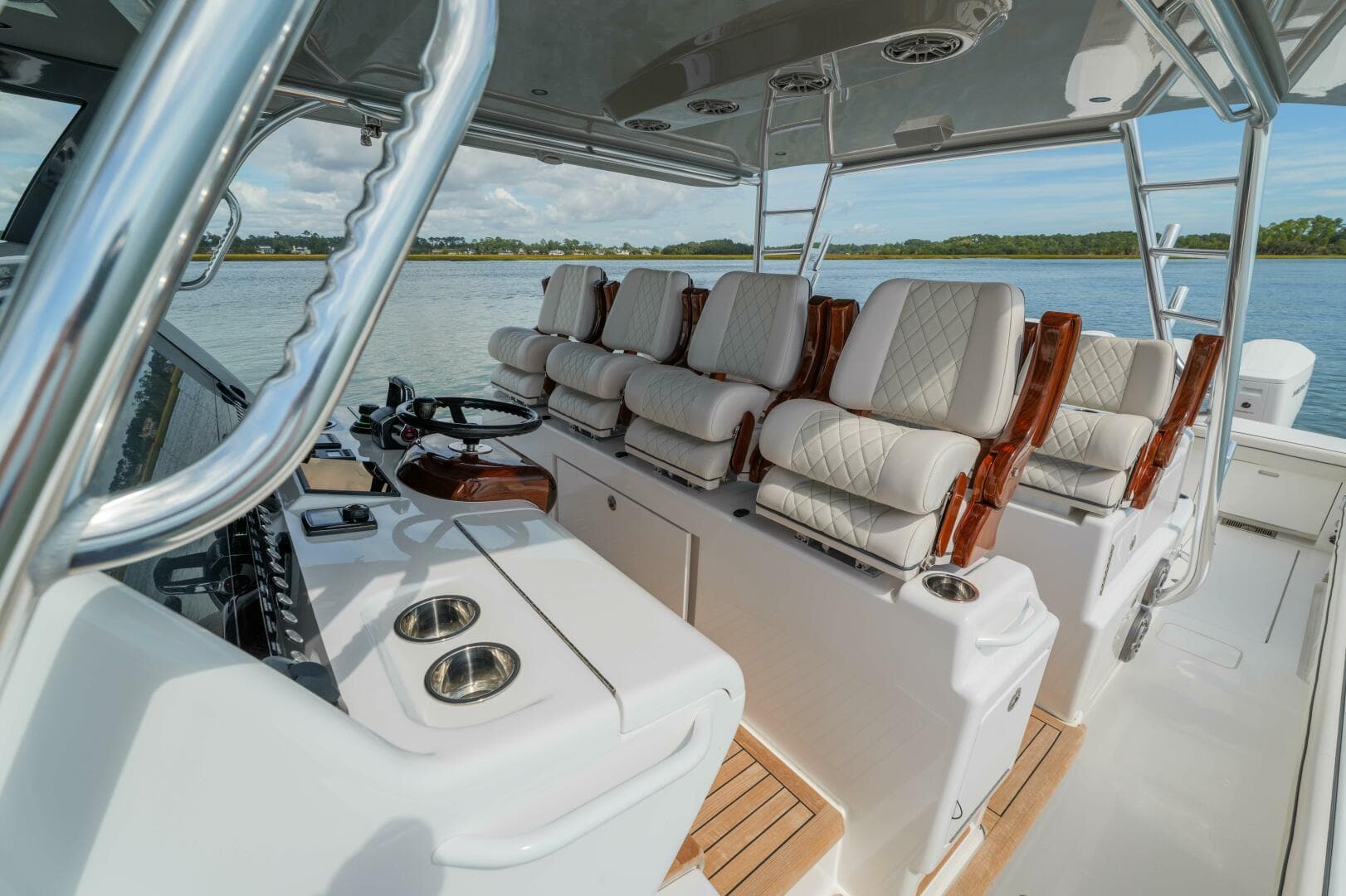 Valhalla 55 - Lucky 24 IV - Helm Station Seating