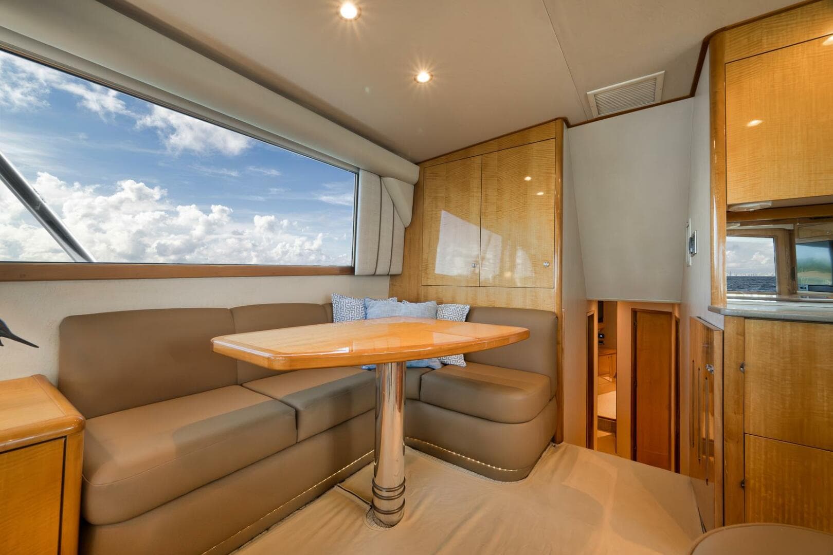 Weaver 60 - Pistol - Interior Dinette