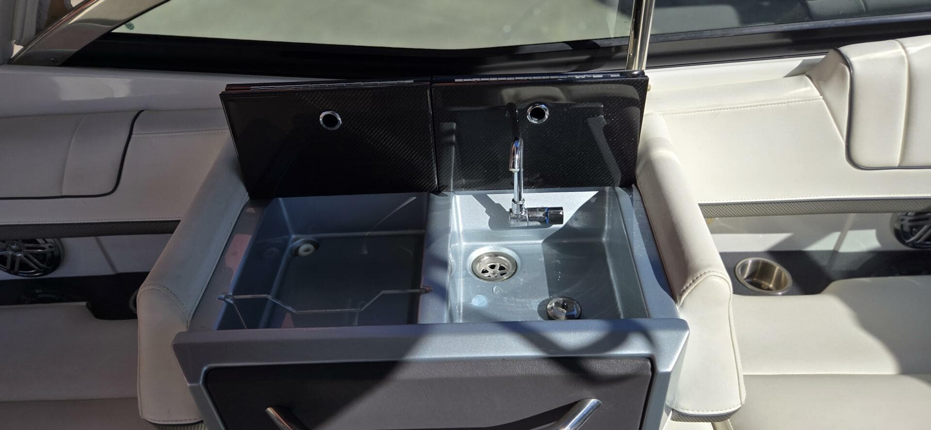 2016 Formula 330 Crossover Bowrider