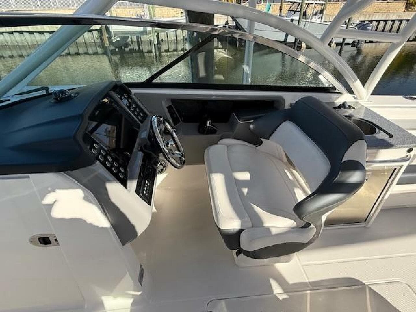 2021 Robalo R317