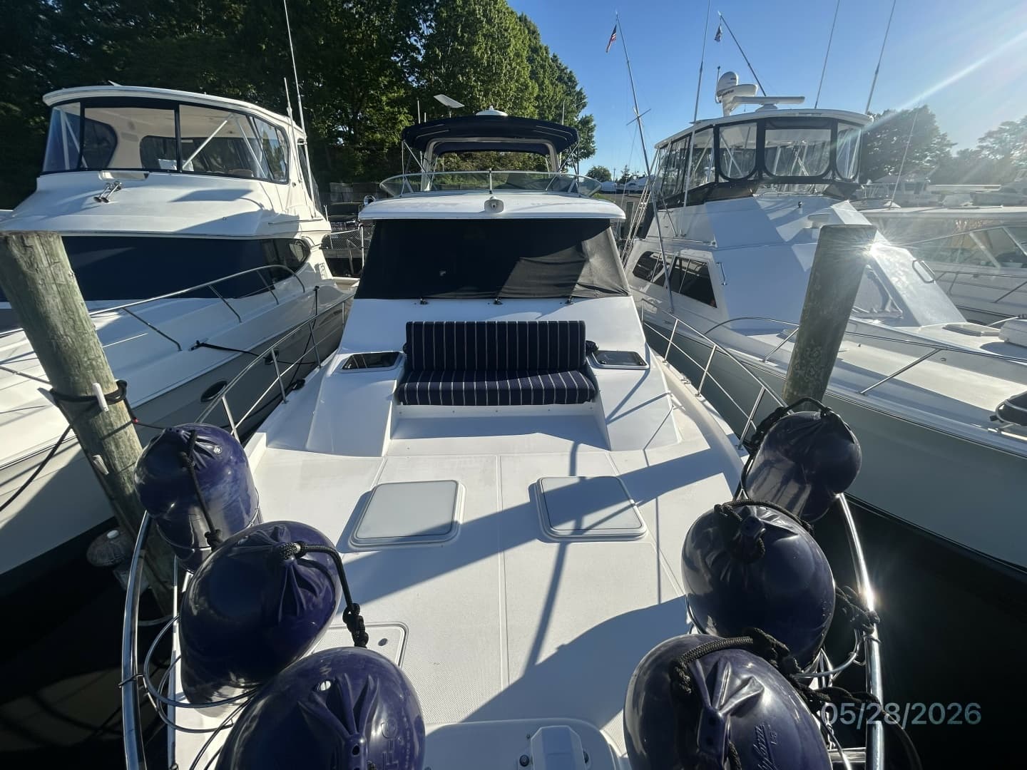 47' Bayliner foredeck aft