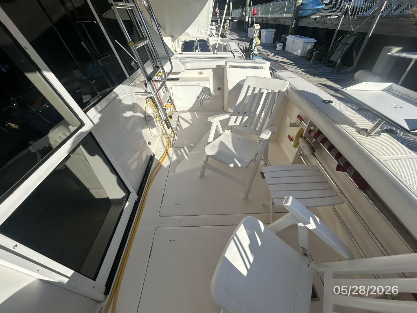 47' Bayliner aftdeck starboard