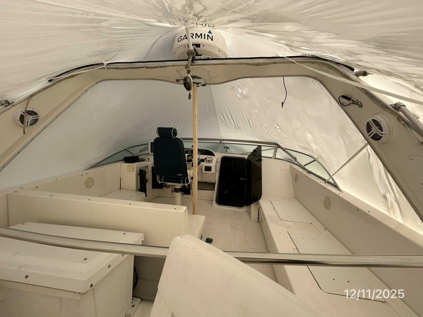 47' Bayliner flybridge forward