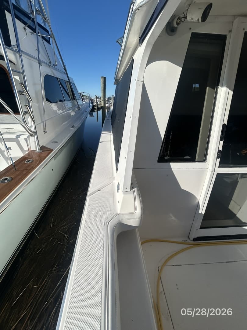47' Bayliner port side deck2