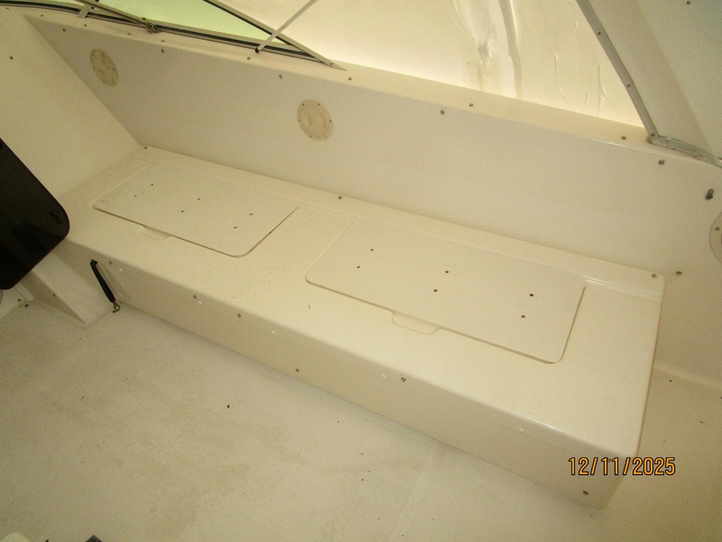 47' Bayliner flybridge starboard seating