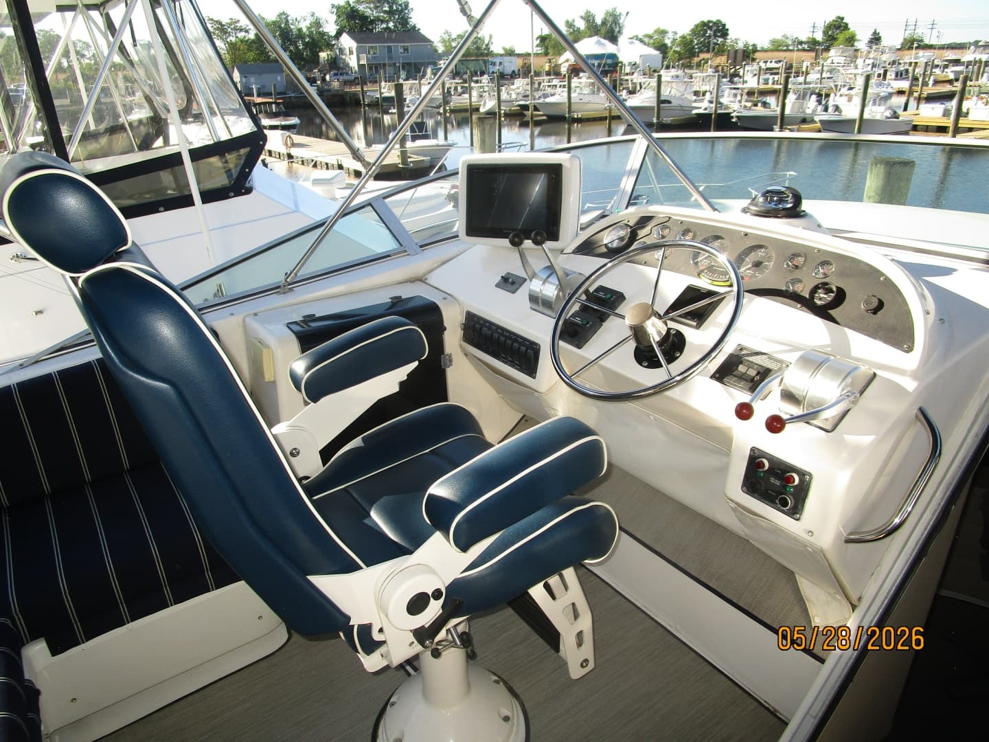 47' Bayliner flybridge helm1