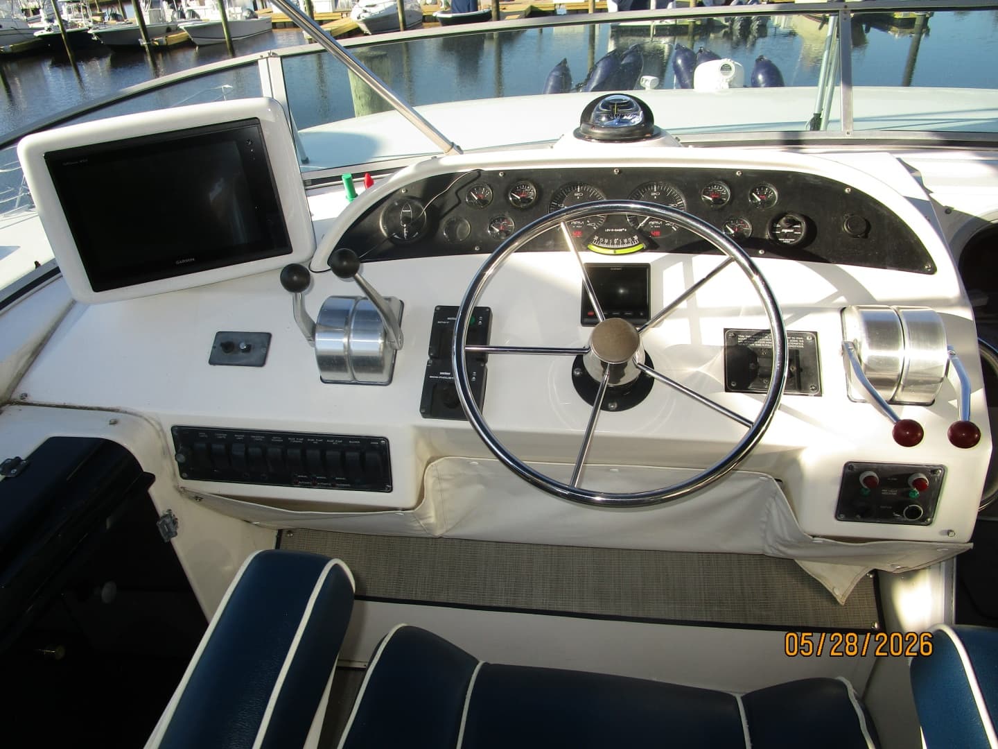 47' Bayliner flybridge helm2