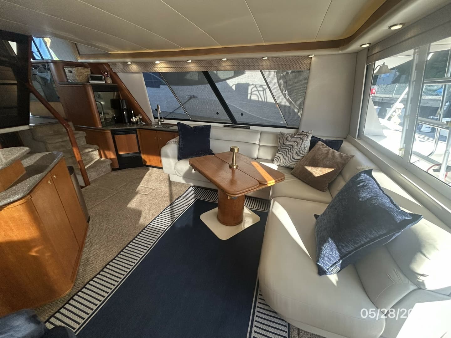 47' Bayliner salon starboard