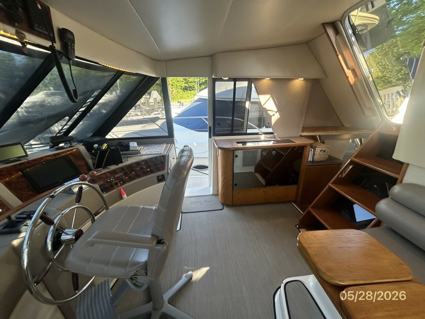 47' Bayliner pilothouse starboard