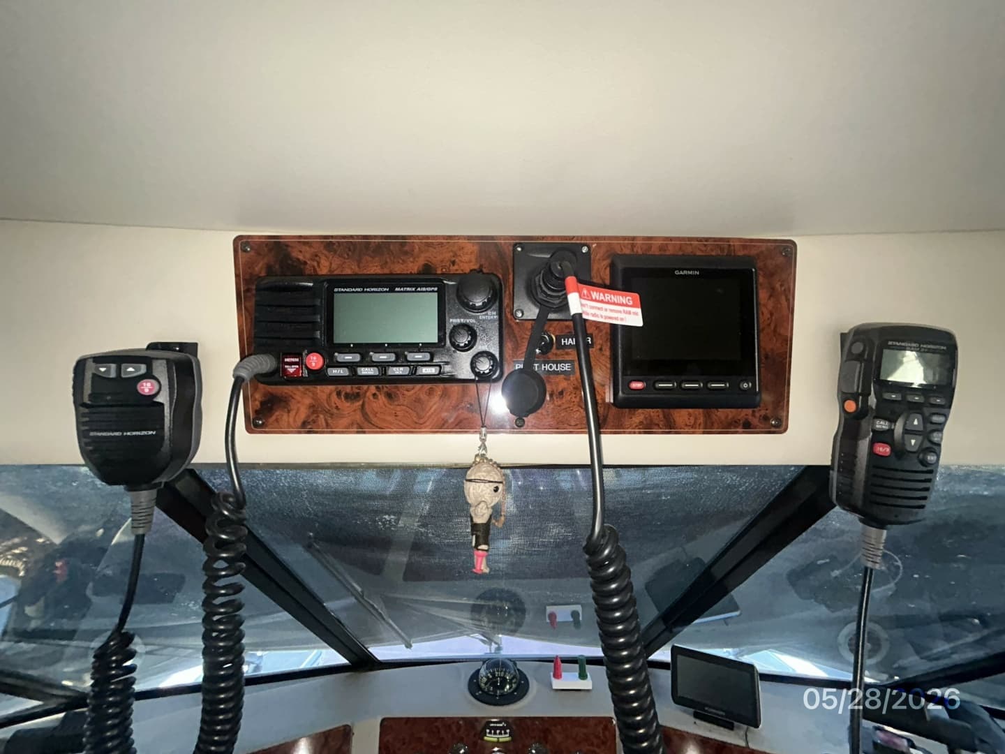 47' Bayliner pilothouse helm electronics