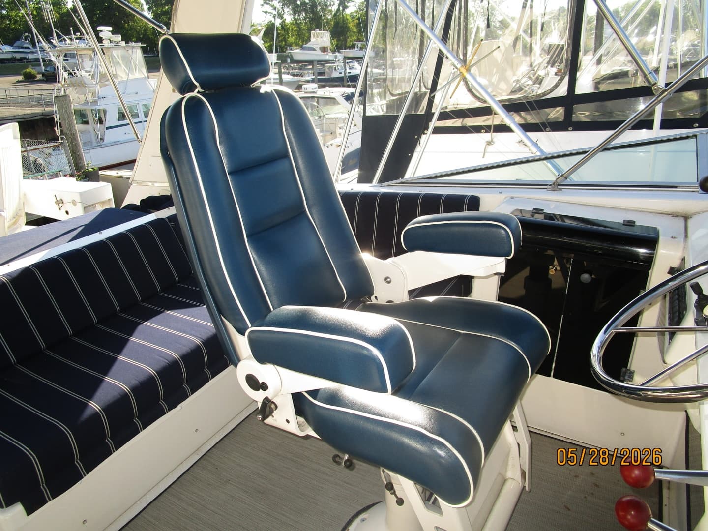 47' Bayliner flybridge helmseat