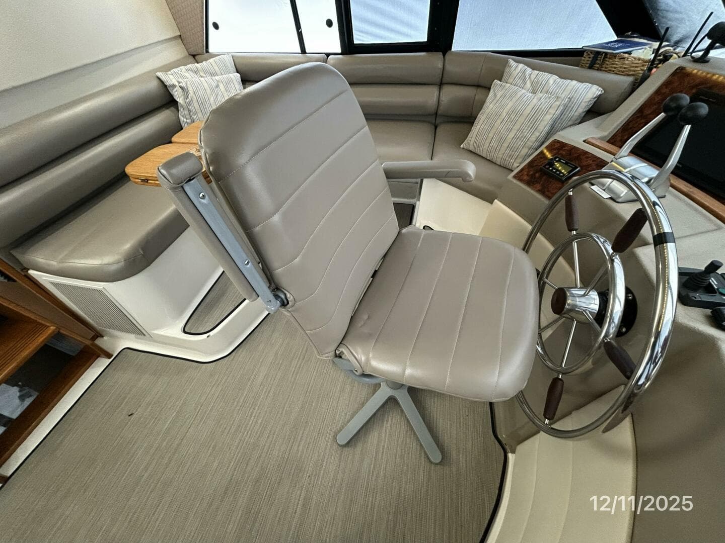 47' Bayliner pilothouse helmseat