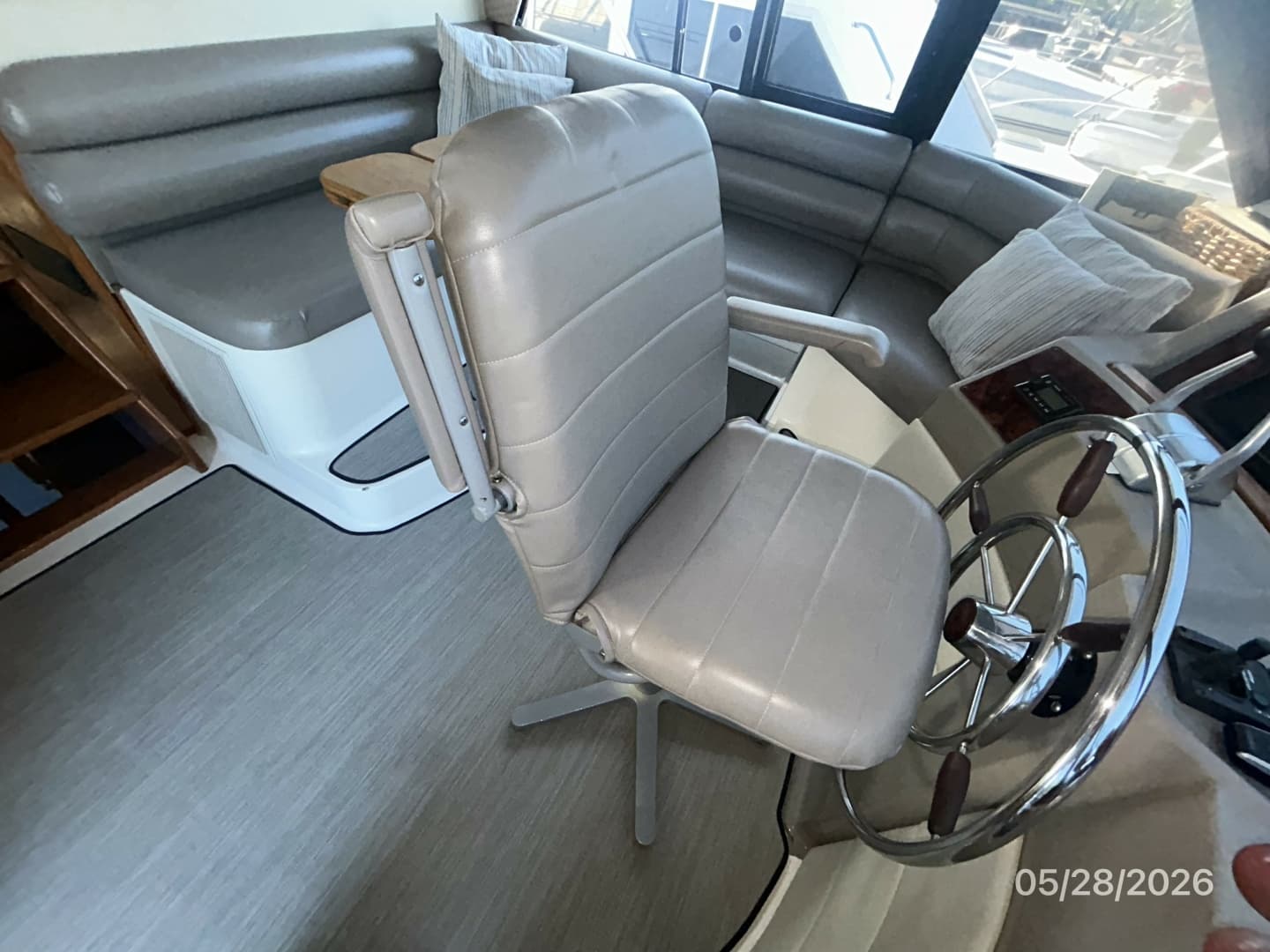 47' Bayliner pilothouse helmseat