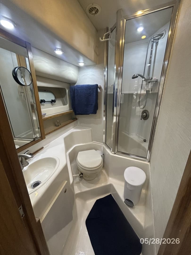 47' Bayliner master stateroom head