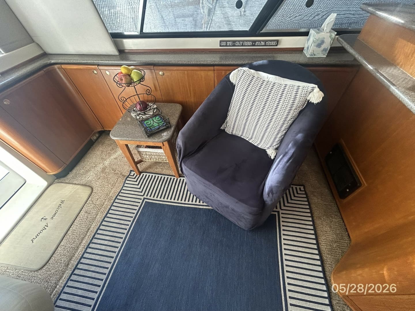 47' Bayliner salon port seating