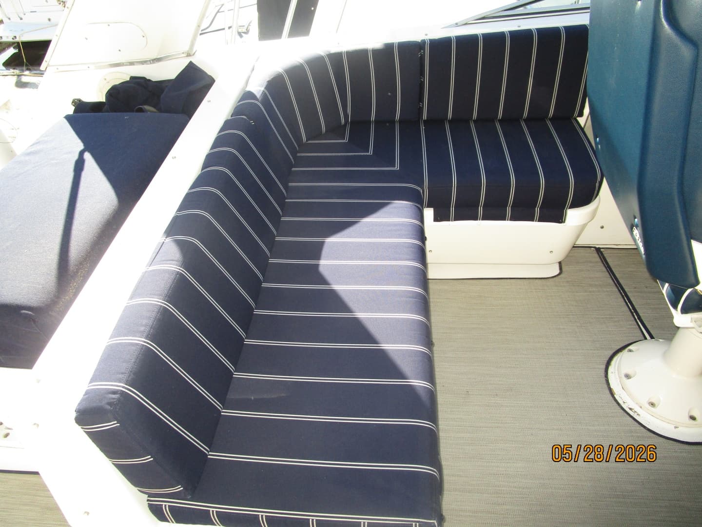47' Bayliner flybridge port seating