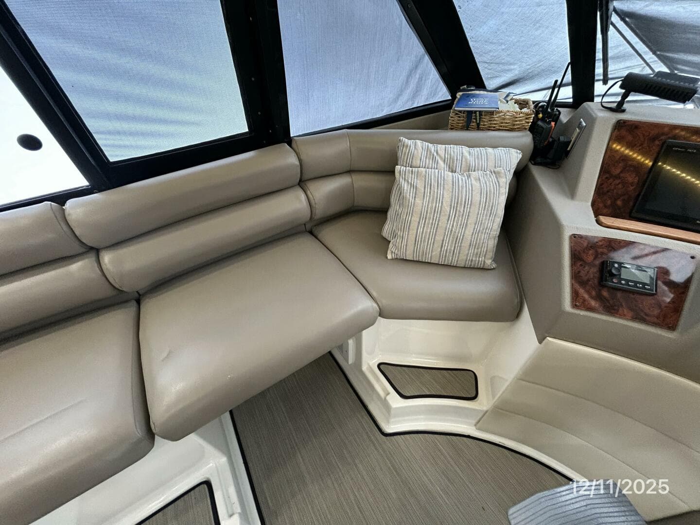 47' Bayliner pilothouse port forward seating