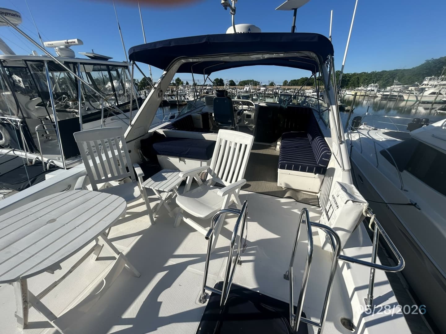 47' Bayliner sundeck forward