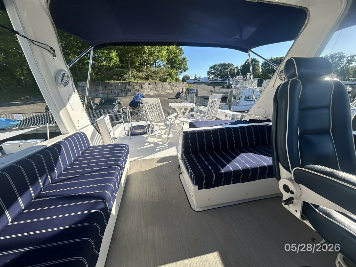 47' Bayliner flybridge aft