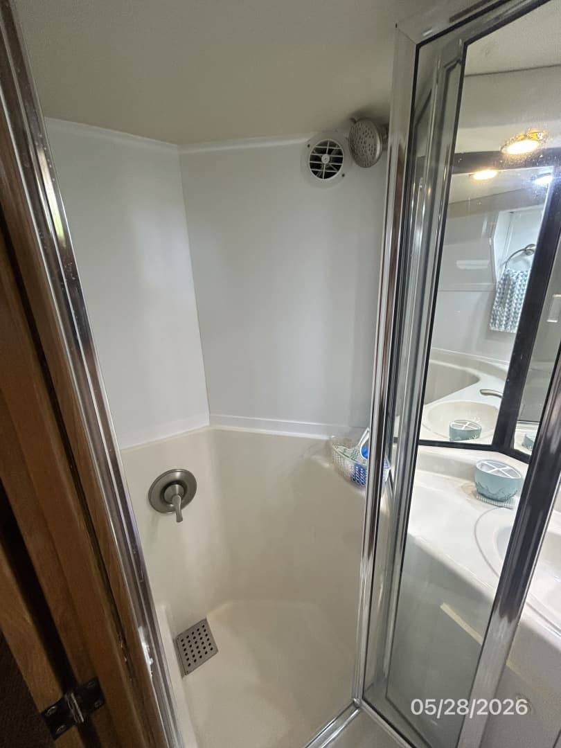 47' Bayliner guest shower