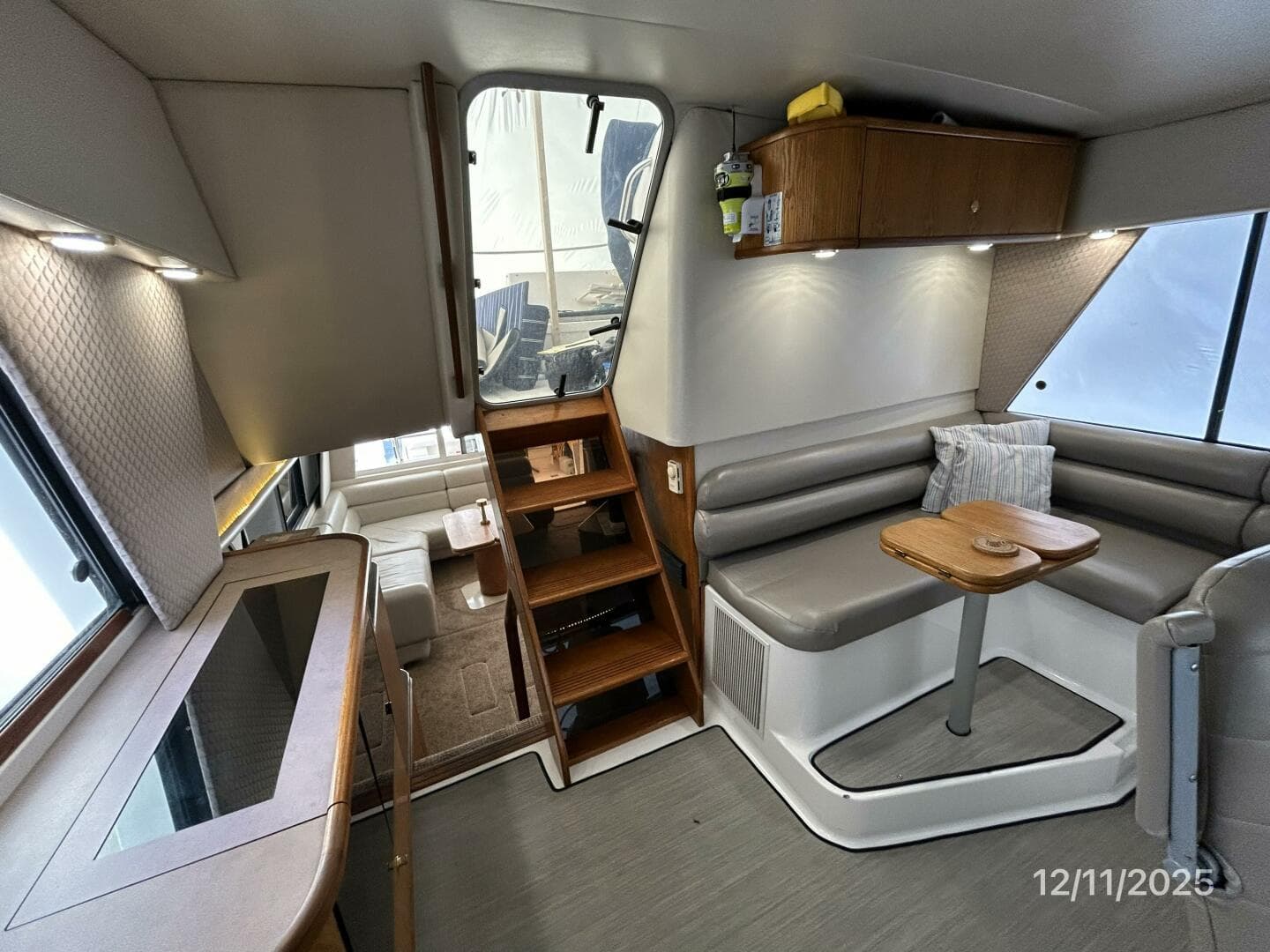 47' Bayliner pilothouse aft
