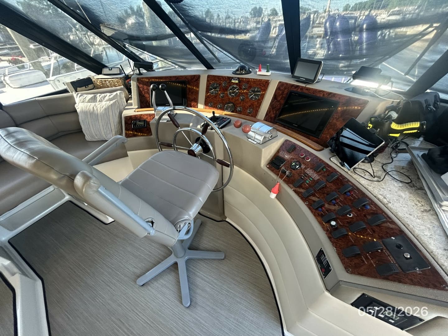 47' Bayliner pilothouse helm1