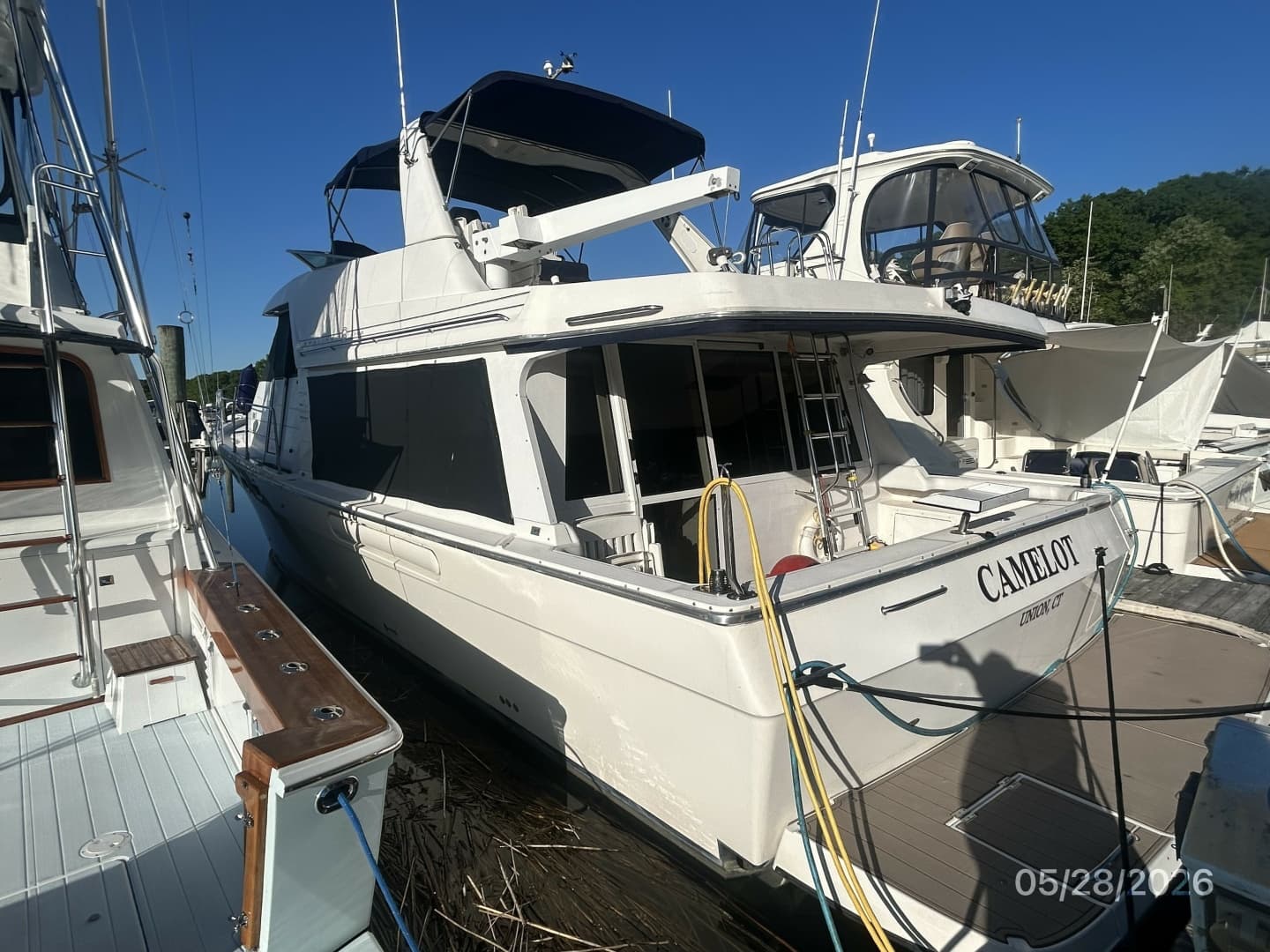 47' Bayliner port aft profile