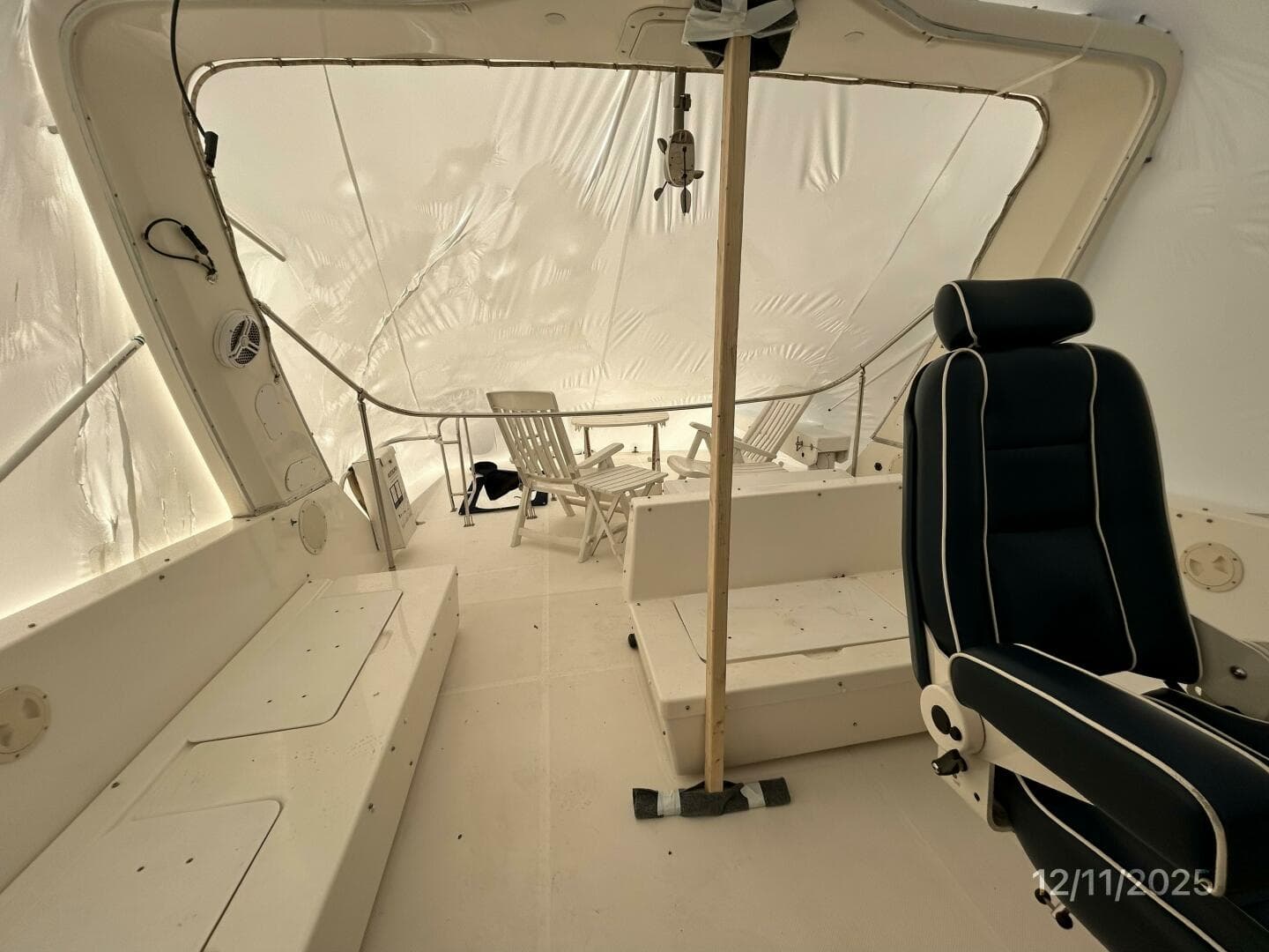 47' Bayliner flybridge aft