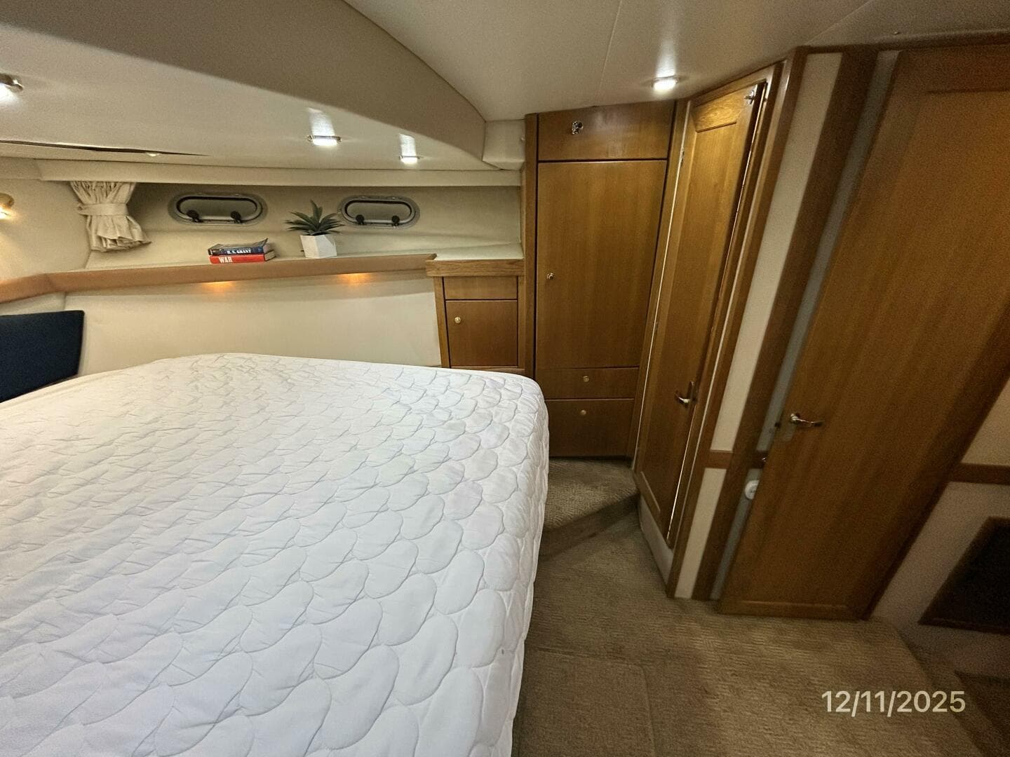 47' Bayliner master stateroom starboard