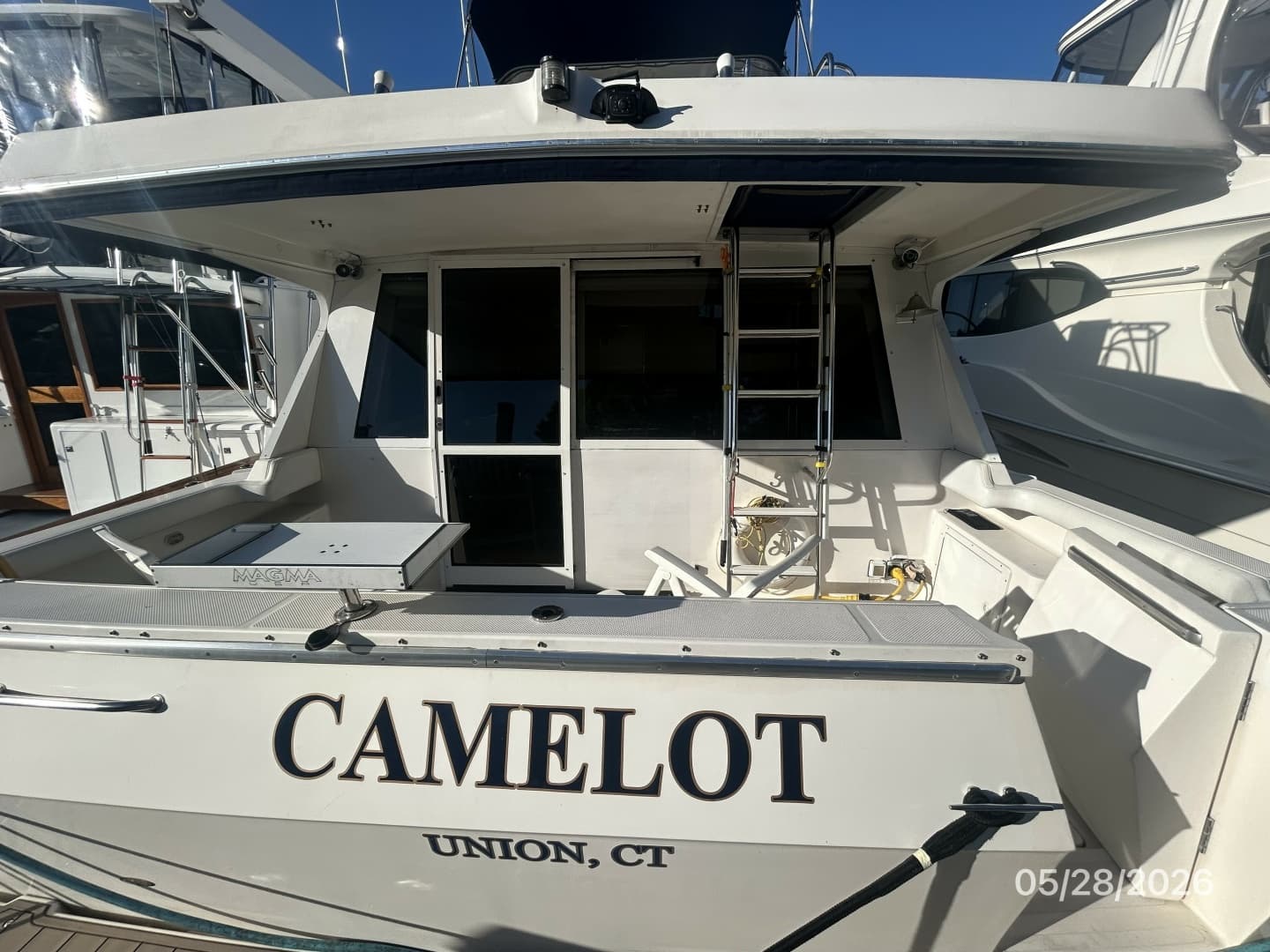 47' Bayliner aftdeck forward