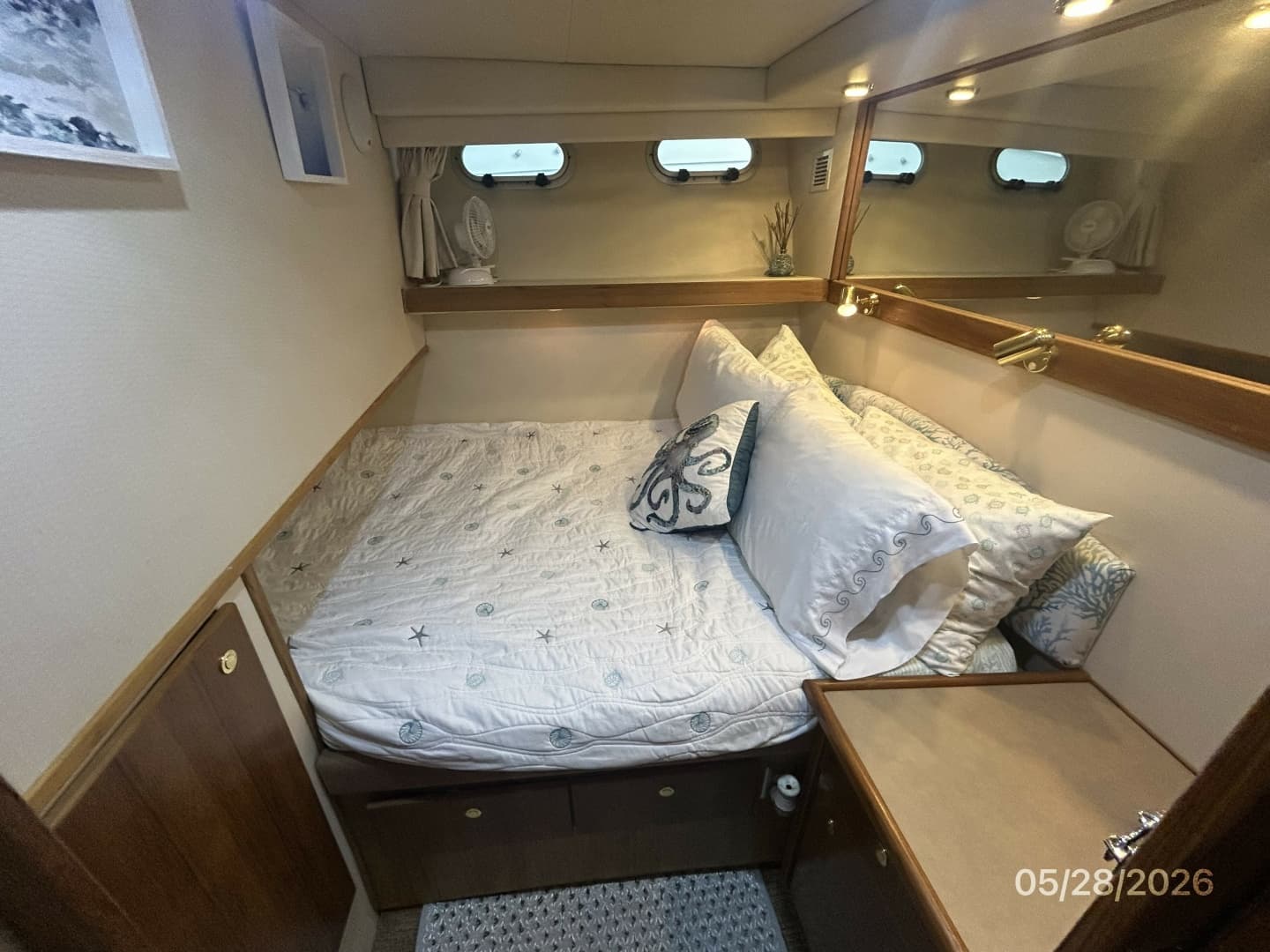 47' Bayliner port aft guest stateroom