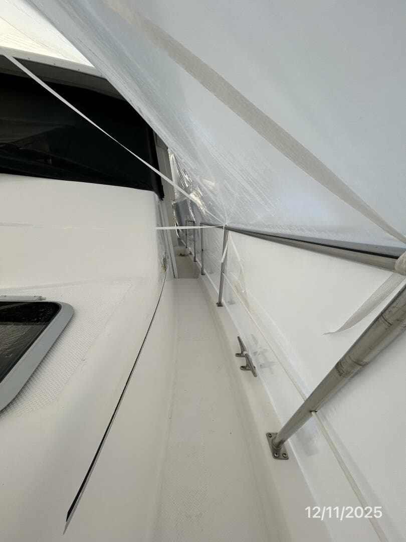 47' Bayliner port side deck