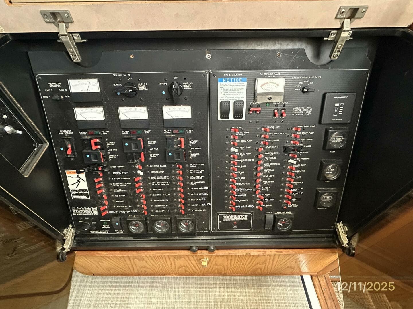 47' Bayliner electrical panel