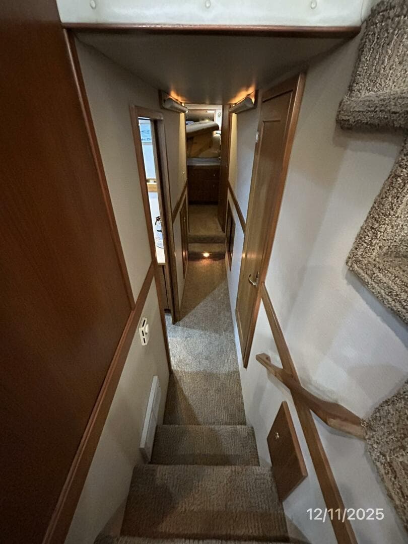 47' Bayliner companionway forward