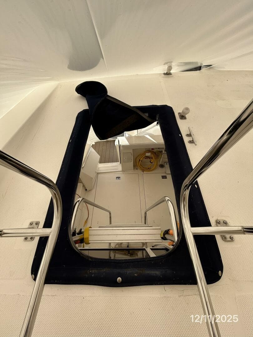 47' Bayliner flybridge-aftdeck ladder