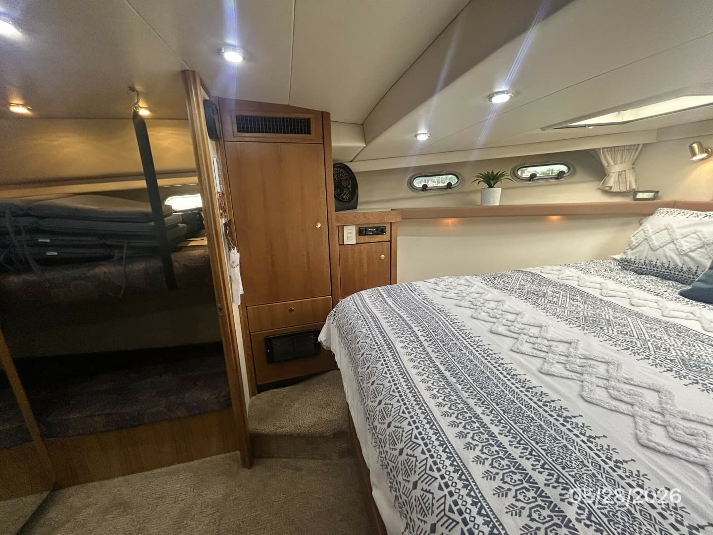 47' Bayliner master stateroom port